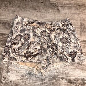 Altar’d State Woman’s Beige Paisley Shorts Size L VGUC
